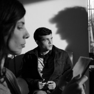 Alden Ehrenreich e Maribel Verdù (di profilo) in un'immagine del film Tetro, diretto da Coppola