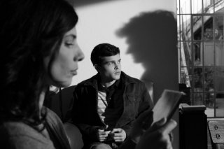 Alden Ehrenreich e Maribel Verdù (di profilo) in un'immagine del film Tetro, diretto da Coppola