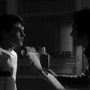 Alden Ehrenreich in una scena del film Segreti di famiglia, diretto da Coppola