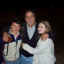 Ennio Fantastichini tra Giacomo Carolei e Tiziana Di Marco sul set della miniserie Il mostro di Firenze