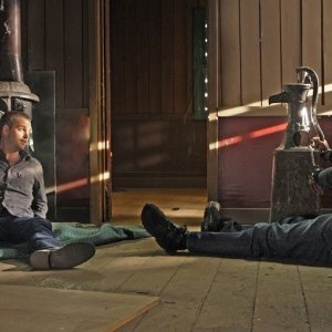 G (Chris O'Donnell) e Sam (LL Cool J) ammanettati in una scena dell'episodio Ambush di NCIS: Los Angeles