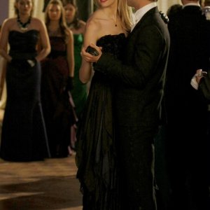 Jenny (Taylor Momsen) e Nate (Chace Crawford) danzano al ballo delle debuttanti nell'episodio They Shoot Humphreys, Don't They? di Gossip Girl