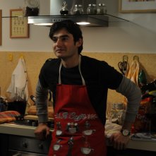 Paolo Briguglia ai fornelli in una scena del film La cosa giusta (2009)