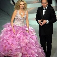 Sanremo 2005: Paolo Bonolis e una spumeggiante Antonella Clerici