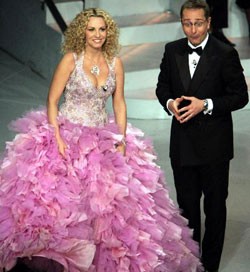 Sanremo 2005: Paolo Bonolis e una spumeggiante Antonella Clerici