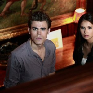 Stefan (Paul Wesley) ed Elena (Nina Dobrev) in casa di lui nell'episodio Haunted di The Vampire Diaries