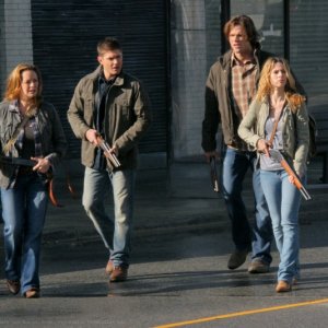 Supernatural: Samantha Ferris, Alona Tal, Jared Padalecki e Jensen Ackles in una scena dell'episodio Abandon All Hope...