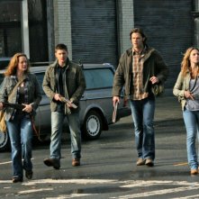 Supernatural: Samantha Ferris, Alona Tal, Jared Padalecki e Jensen Ackles nell'episodio Abandon All Hope...