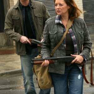 Supernatural: Samantha Ferris e Jensen Ackles in una scena dell'episodio Abandon All Hope...