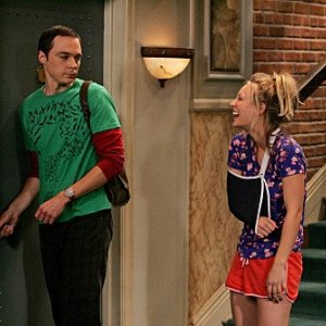 The Big Bang Theory: Kaley Cuoco e Jim Parsons nell'episodio The Adhesive Duck Deficiency