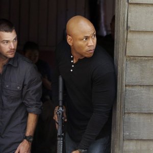 Una scena d'azione con G (Chris O'Donnell) e Sam (LL Cool J) nell'episodio Ambush di NCIS: Los Angeles