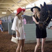 90210: AnnaLynne McCord e Sara Foster in una scena dell'episodio And Away They Go