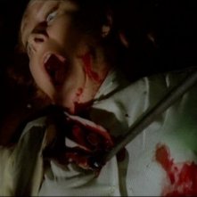 Dagmar Lassander in una agghiacciante scena del film Quella villa accanto al cimitero ( 1981 )