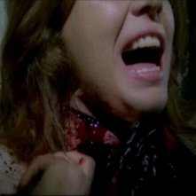 Ania Pieroni in una sequenza splatter del film Quella villa accanto al cimitero ( 1981 )