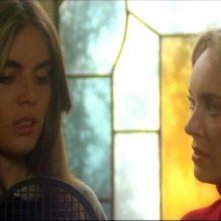 Catriona MacColl e Ania Pieroni in una scena del film Quella villa accanto al cimitero ( 1981 )
