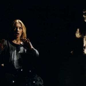 Cinzia Monreale in una suggestiva scena del film E tu vivrai nel terrore - L'aldilà ( 1981 )
