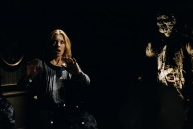 Cinzia Monreale in una suggestiva scena del film E tu vivrai nel terrore - L'aldilà ( 1981 )