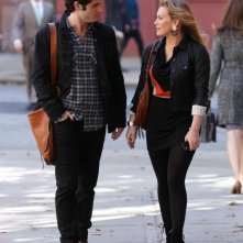 Dan (Penn Badgley) e Olivia (Hilary Duff) durante una scena dell'episodio The Last Days of Disco Stick della terza stagione di Gossip Girl