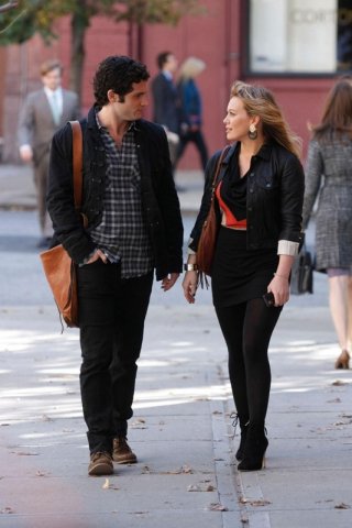 Dan (Penn Badgley) e Olivia (Hilary Duff) durante una scena dell'episodio The Last Days of Disco Stick della terza stagione di Gossip Girl