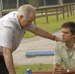 Dexter: John Lithgow e Michael C. Hall nell'episodio Road Kill