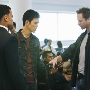 FlashForward: Joseph Fiennes e John Cho in un momento dell'episodio A561984