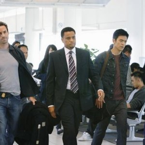 FlashForward: Joseph Fiennes e John Cho in una scena dell'episodio A561984