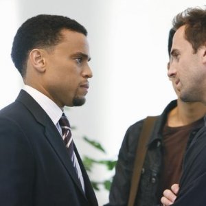 FlashForward: Joseph Fiennes in una scena dell'episodio A561984