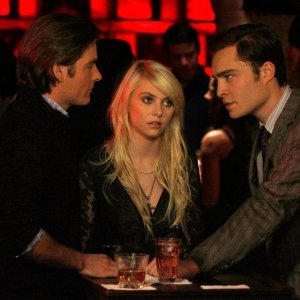 Kevin Zegers (Damien), Taylor Momsen (Jenny) e Ed Westwick (Chuck) nell'episodio The Last Days of Disco Stick di Gossip Girl