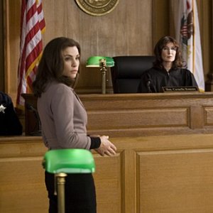 The Good Wife: Julianna Margulies e Joanna Gleason nell'episodio Threesome