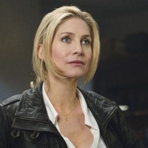 V: Elizabeth Mitchell nell'episodio It's Only The Beginning