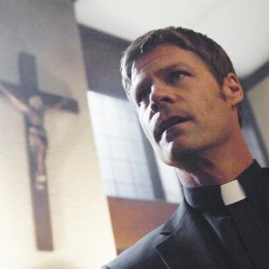 V: Joel Gretsch in una immagine tratta dall'episodio It's Only The Beginning