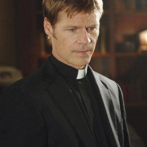 V: Joel Gretsch in una scena dell'episodio It's Only The Beginning