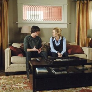 V: Logan Huffman ed Elizabeth Mitchell in una scena dell'episodio It's Only The Beginning