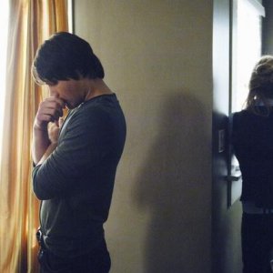 V: Logan Huffman ed Elizabeth Mitchell nell'episodio It's Only The Beginning