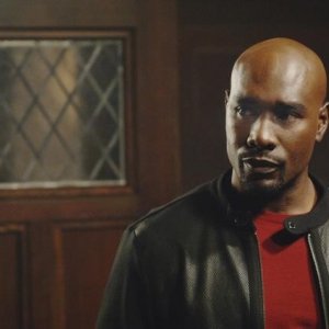 V: Morris Chestnut in un momento dell'episodio It's Only The Beginning