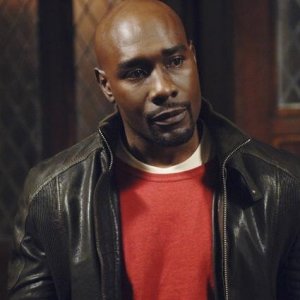 V: Morris Chestnut nell'episodio It's Only The Beginning