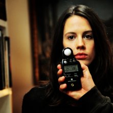 Chiara Martegiani durante una prova delle luci sul set di Meno male che ci sei