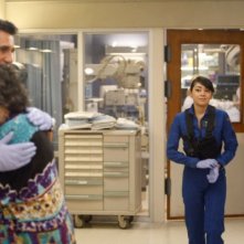 Trauma: Aimee Garcia e Cliff Curtis in una scena dell'episodio That Fragile Hour