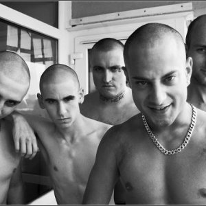 Una immagine promozionale del film Zebra Crossing