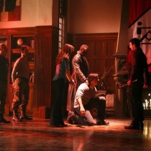 Lois (Erica Durance) e Clark (Tom Welling) al cospetto di Zod (Callum Blue) in una scena dell'episodio Pandora di Smallville