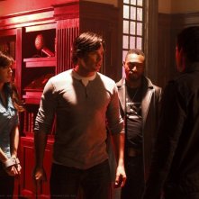 Lois (Erica Durance) e Clark (Tom Welling) catturati da Zod (Callum Blue) in una scena dell'episodio Pandora di Smallville