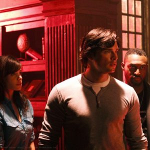 Lois (Erica Durance) e Clark (Tom Welling) in una scena dell'episodio Pandora di Smallville