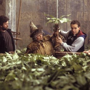 Miriam Margolyes e il regista Chris Columbus sul set del film Harry Potter e la Camera dei Segreti