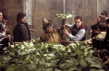 Miriam Margolyes e il regista Chris Columbus sul set del film Harry Potter e la Camera dei Segreti