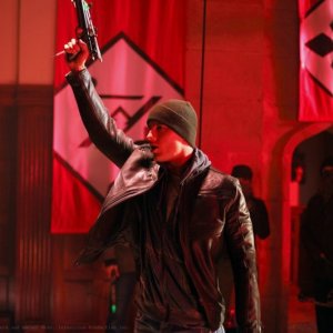 Oliver (Justin Hartley) armato, in una scena dell'episodio Pandora di Smallville
