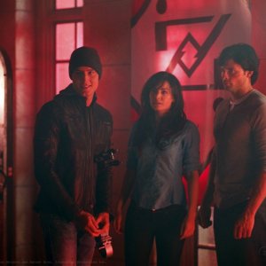 Oliver (Justin Hartley), Lois (Erica Durance) e Clark (Tom Welling) nell'episodio Pandora di Smallville