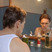 Willem Dafoe allo specchio in una sequenza del film Adam Resurrected