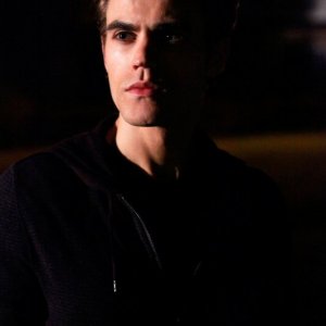 Il vampiro Stefan interpretato da Paul Wesley nell'episodio The Turning Points di The Vampire Diaries
