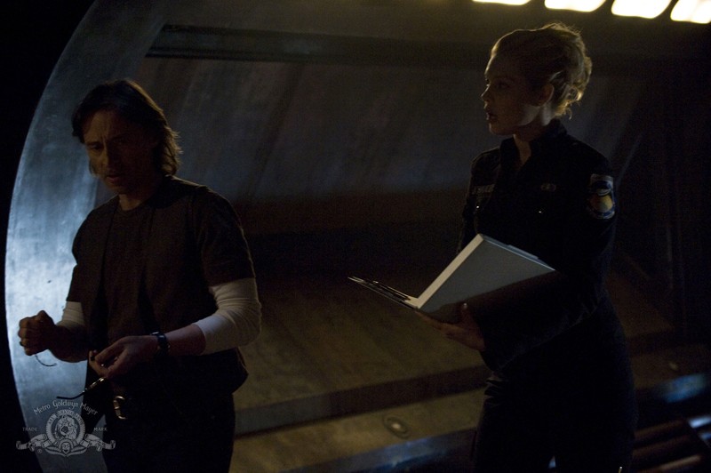 Alaina Kalanj Parla Con Robert Carlyle In Una Scena Dell Episodio Life Della Serie Stargate Universe 139165