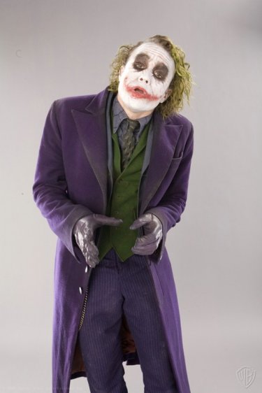 Heath Ledger è il Joker in una foto promo del film 'Il Cavaliere Oscuro'